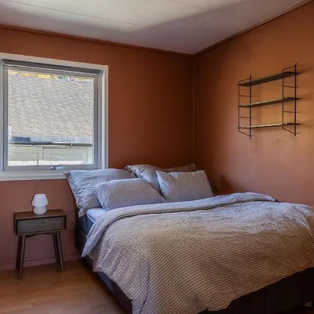 Large Tomasjord - Free Parking, Nature-close, Sleeps 9 Ferienhaus