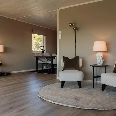 Ferienhaus Large Tomasjord - Free Parking, Nature-close, Sleeps 9