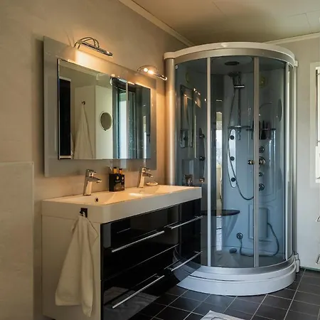 Large Tomasjord - Free Parking, Nature-close, Sleeps 9